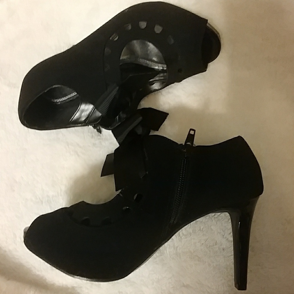 Black peep toe stiletto with bow