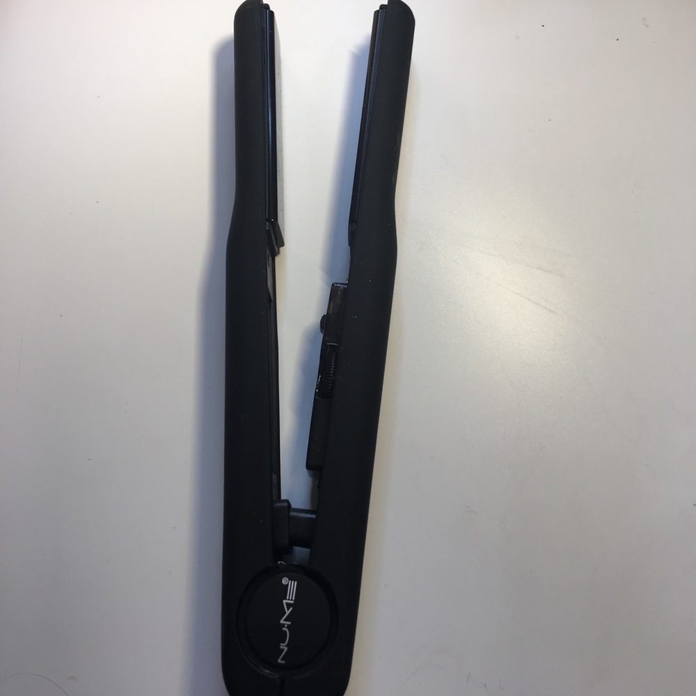 NuMe flat iron/ straightener