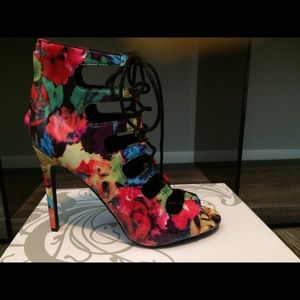 LACE- UP HEELS ( last pair)