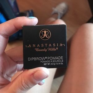 Dipbrow pomade