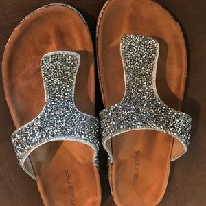 Sz 9 Maurices footbed sandals