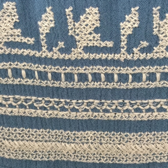 Sleeveless embroidered top - Picture 3 of 3