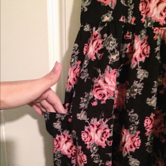 🎉SALE🎉Beautiful black and Floral dress - Picture 2 of 3
