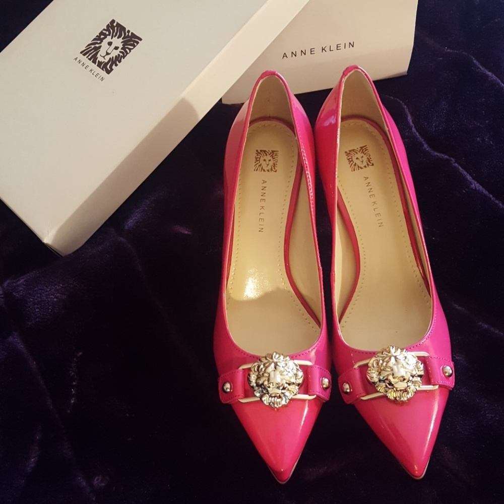 Anne Klein hot pink patent leather pump