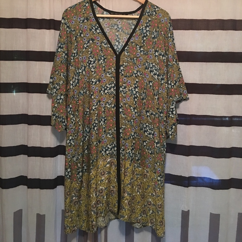 Zara floral print tunic v-neck. Size M