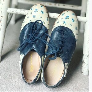 Bass Saddle Shoes with Blue Flowers