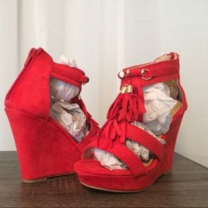 TASSELED RED WEDGE SANDALS