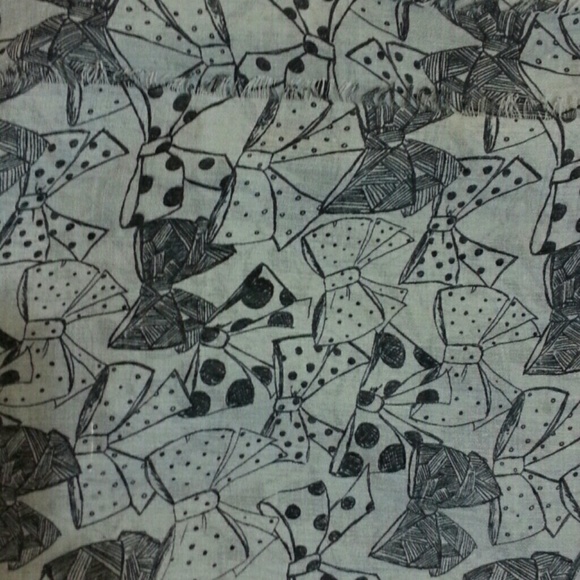 BCBG Beautiful Infiniti Scarf. NWT - Picture 3 of 4