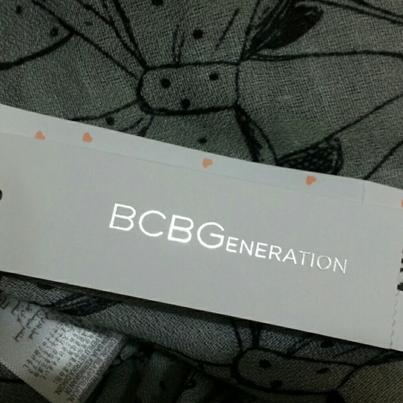 BCBG Beautiful Infiniti Scarf. NWT - Picture 4 of 4