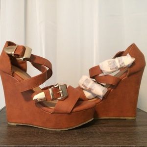 BUCKLE PEEP-TOE WEDGE SANDAL