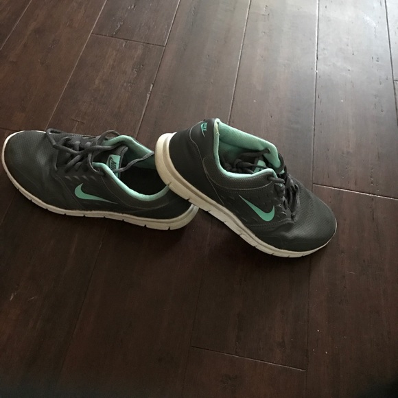 Nike Shoes - Nike 7.5