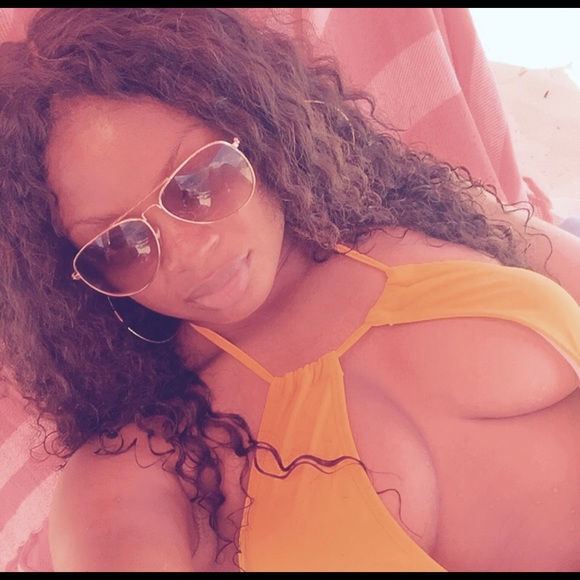 Pool Side Pretty! - Picture 2 of 6