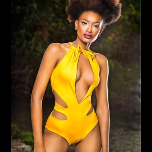 Pool Side Pretty! - Picture 3 of 6