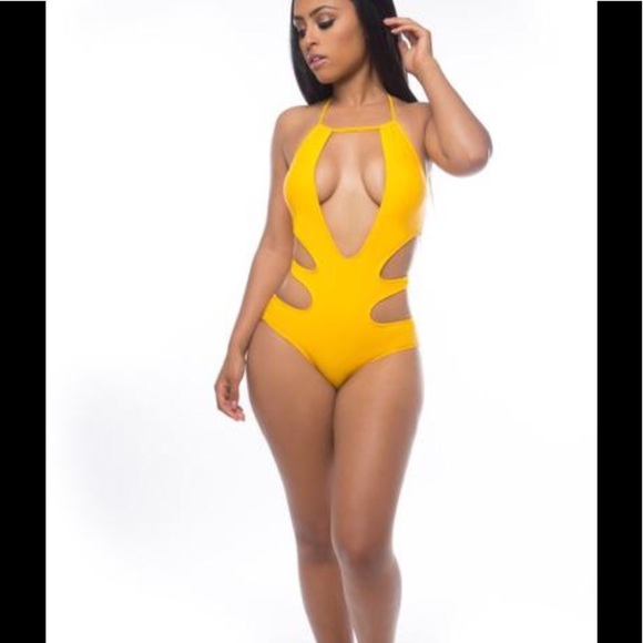 Pool Side Pretty! - Picture 4 of 6