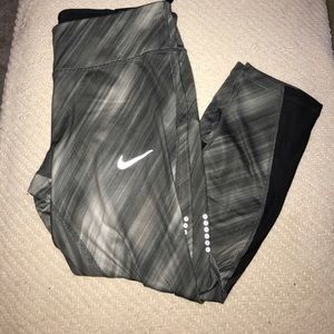NWT Nike Crop Leggings