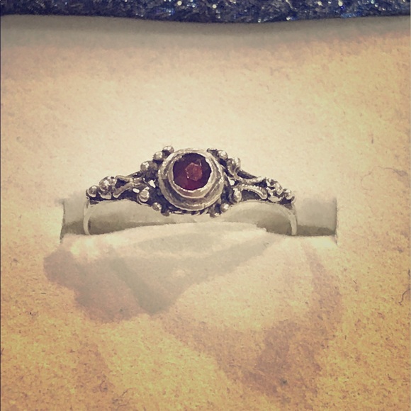 Garnet pebbled scroll silver ring - Picture 1 of 5