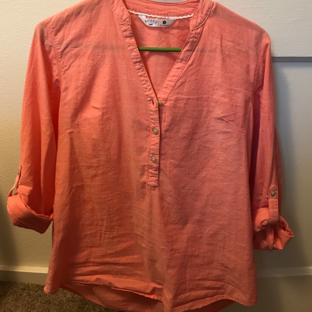 ****SOLD*****Cute button up blouse!