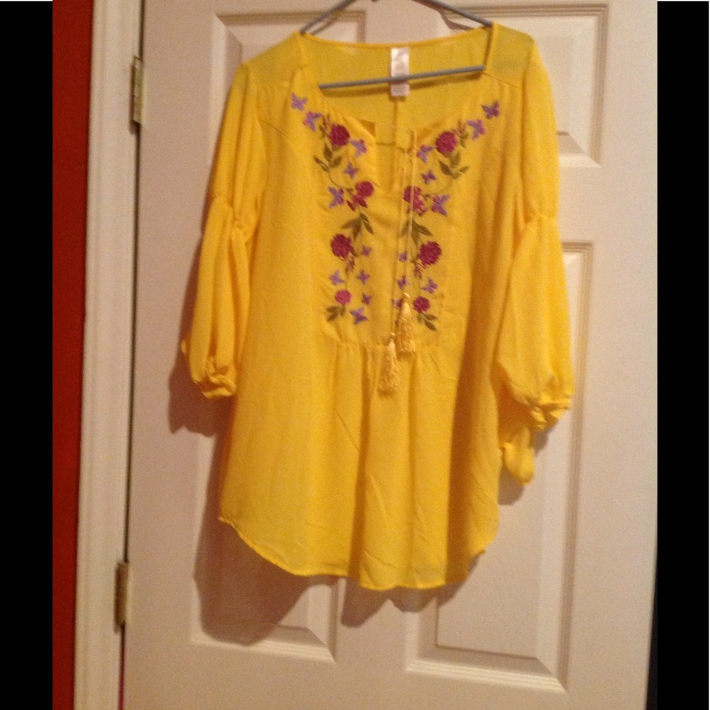 Lovely top new whit out tags. Never used 😘