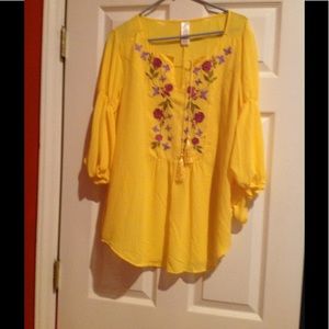 Lovely top new whit out tags. Never used 😘