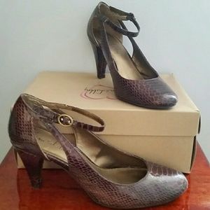 Price ⬇︎ Chocolate Croc Embossed Pumps