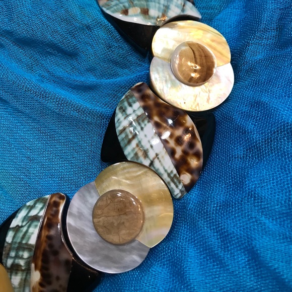 Breathtaking shell necklace - Picture 2 of 5