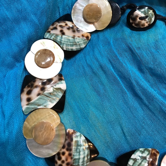 Breathtaking shell necklace - Picture 4 of 5