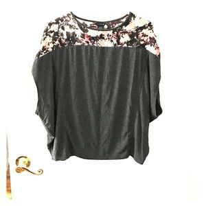 🌸🌺Club Monaco floral grey top🌸🌺