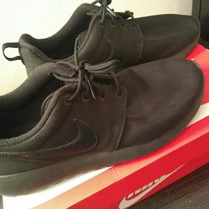 Black Nike Roshe