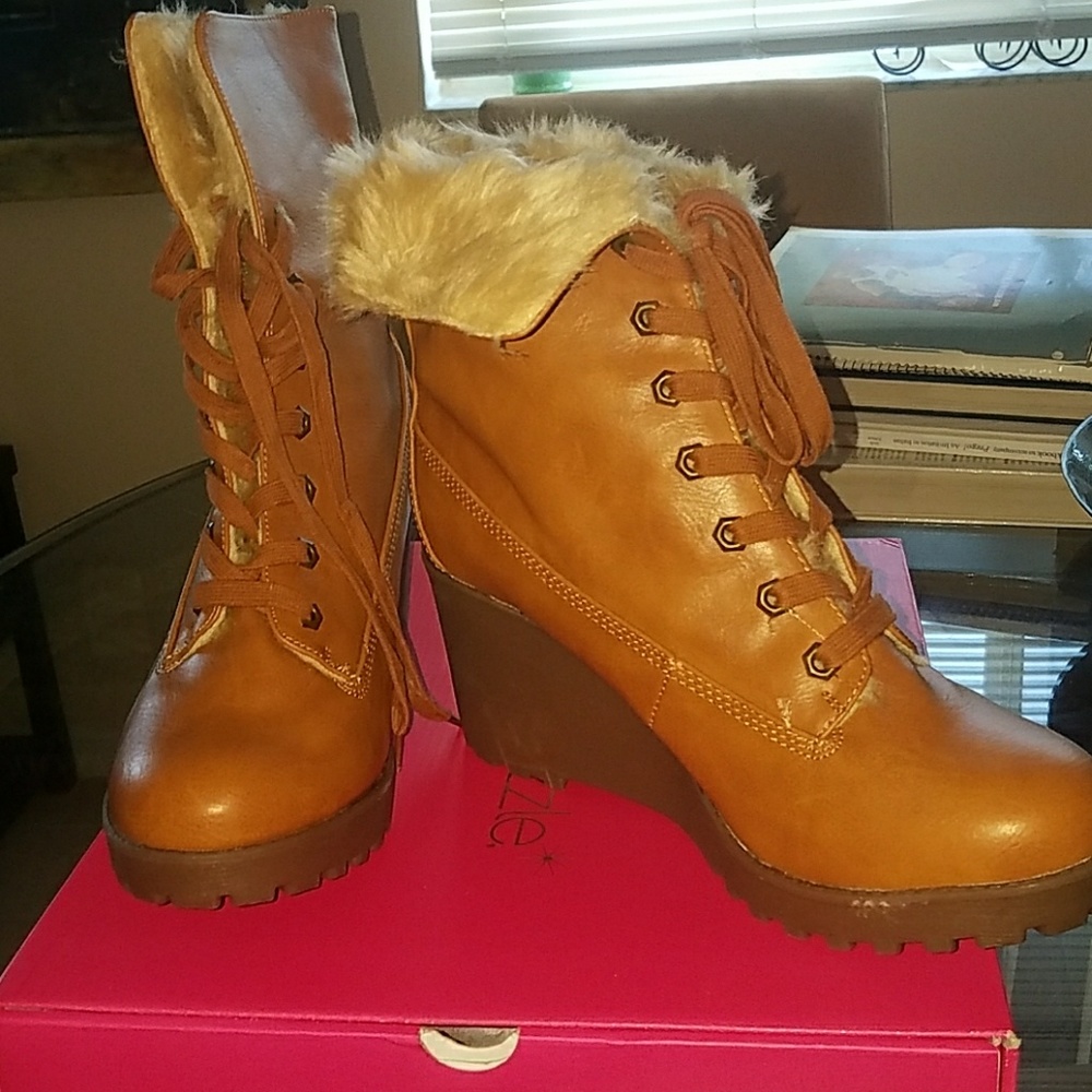 Never worn Tan Shoedazzle Areli wedge boots