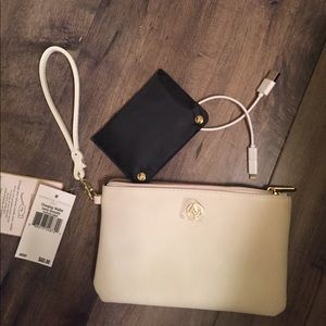 NWT Adrienne Vittadini Charging Wallet Ivory