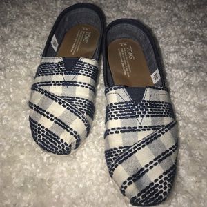 Blue and white toms