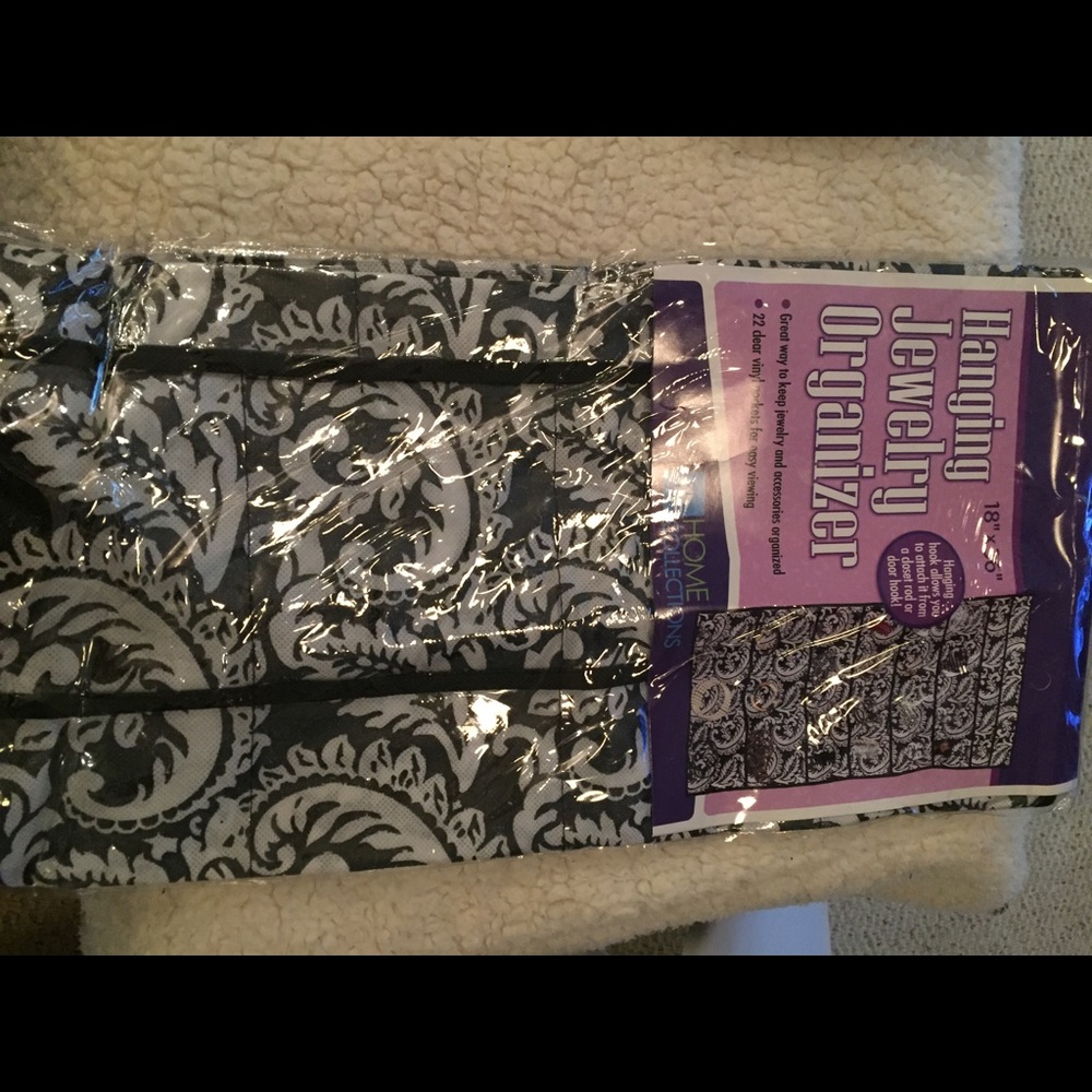 Hanging jewelry organizer