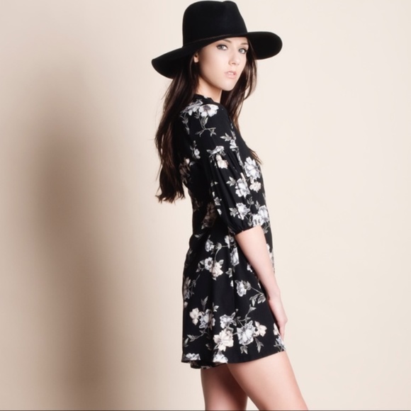 FLASH SALE‼️ Floral Print Black Romper - Picture 1 of 4