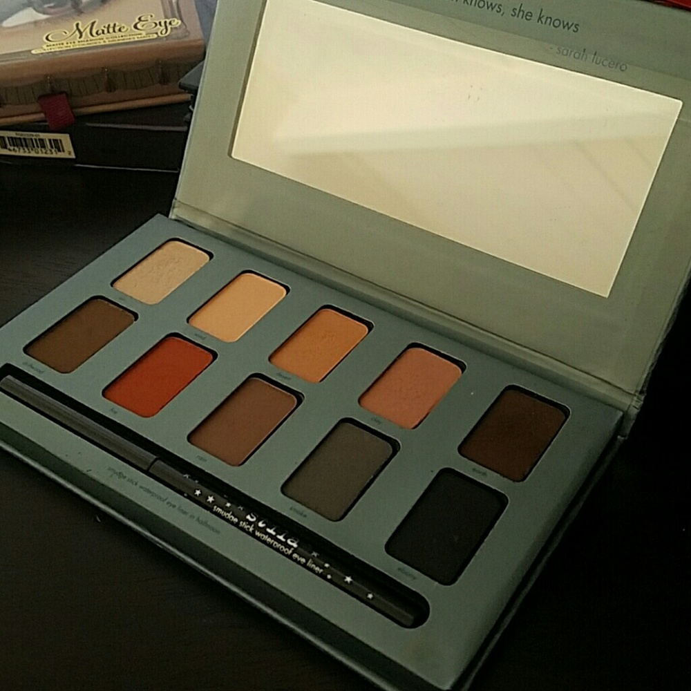 *SOLD* Stila " In The Know" Eyeshadow Palette