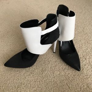 Kenneth Cole heels NWOB fits like size 5.5-6