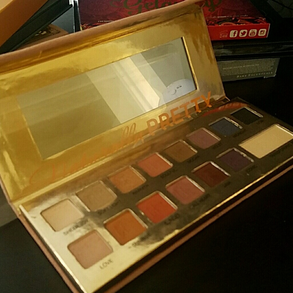 It Cosmetics " Naturally Pretty " Palette