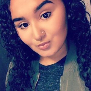 Meet your Posher, Amia