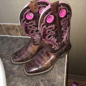 Ariat Womens boots ..Pink stitching