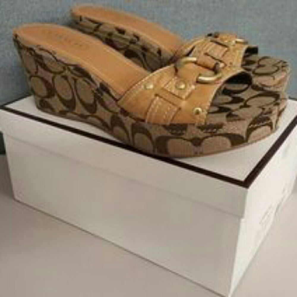 NWOT Authentic Coach Janeesa Signature Shoes