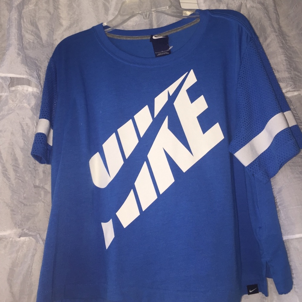 CUTE NIKE CROPPED TSHIRT