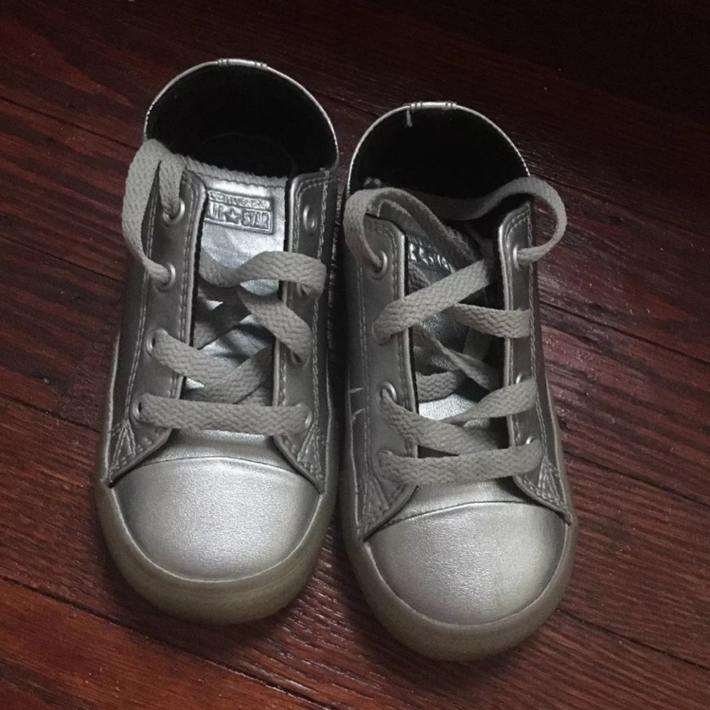 Girls silver converse 9c