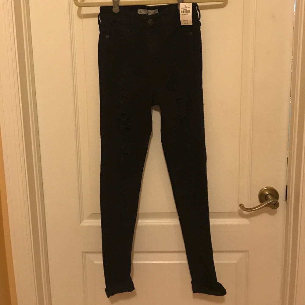 Size 0 high rise ripped jeans never wear worn.