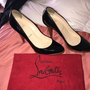 SOLD Christian Louboutin classic pump Sz 41