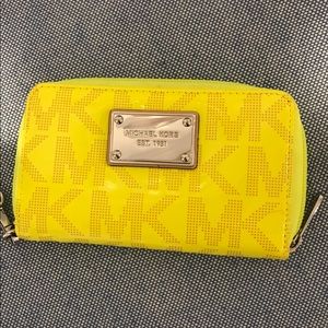 LIKE NEW! Michael Kors Jet Set Phone Wristlet