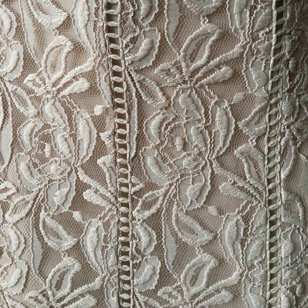 🍁Beautiful tan lined lace skirt - Picture 2 of 6