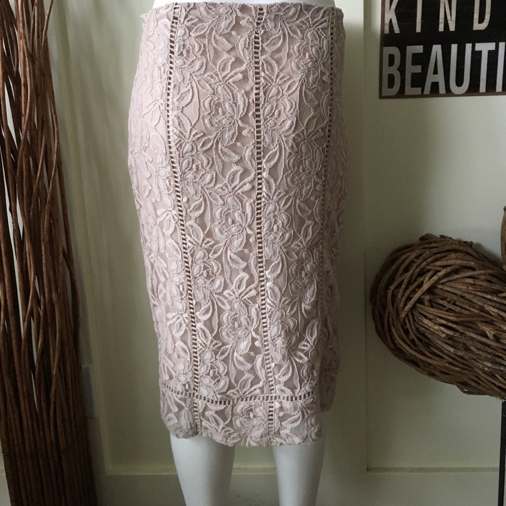 🍁Beautiful tan lined lace skirt - Picture 4 of 6