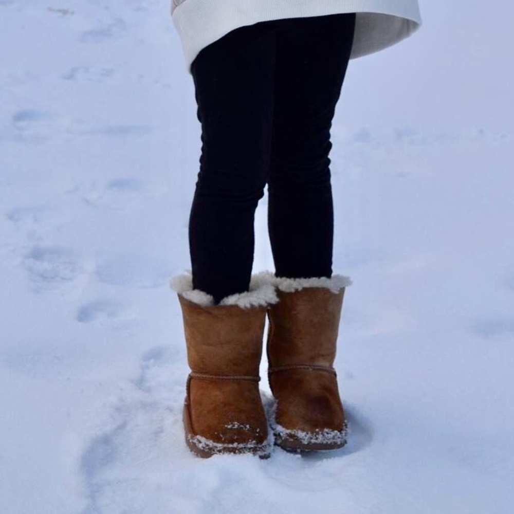 Uggs Bailey Bow toddler size 8