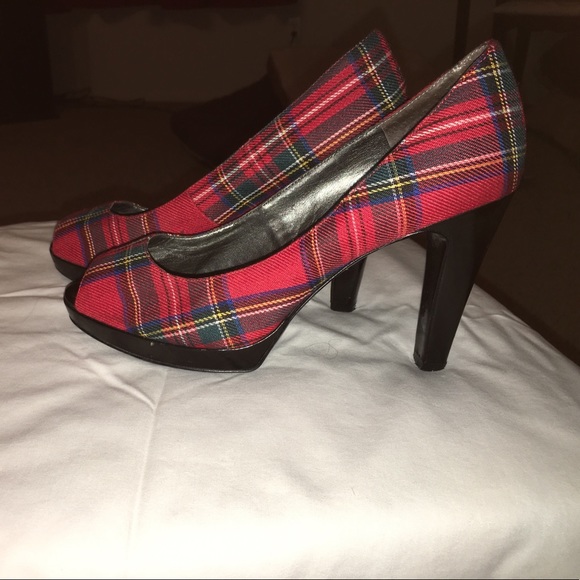 Bandolino Shoes - Bandolino peekaboo platform heels