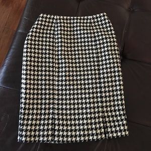 Woman's black and white houndstooth skirt!