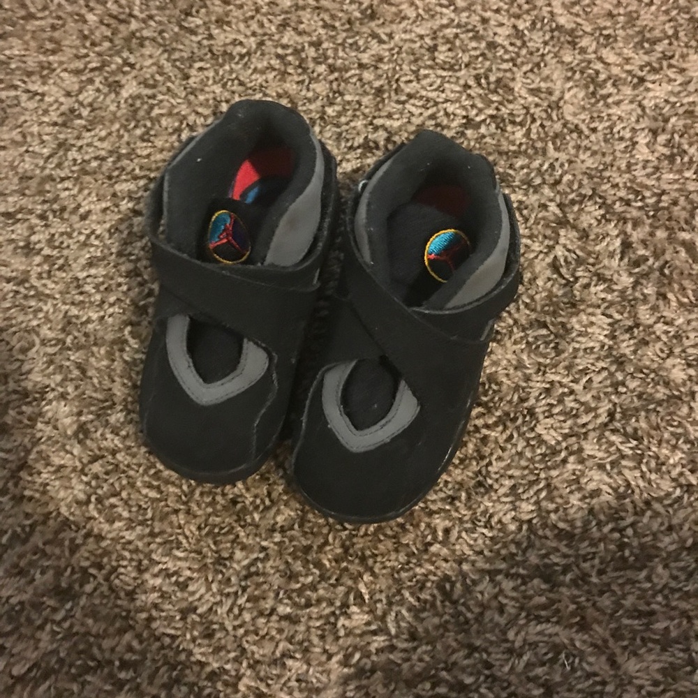 Toddler black Jordan's size 7